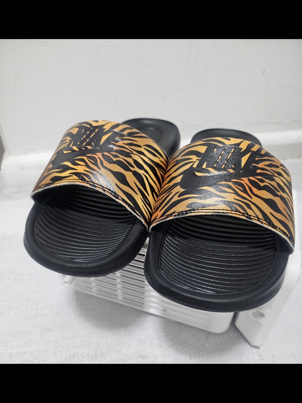 Nike Women's Victori One Slide Sandals Black/Brown Animal Print Strap US 9 Logo - Picture 4 of 9